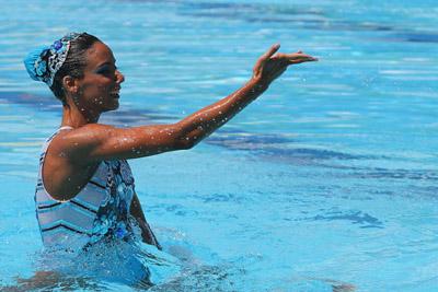 Nathalia Siqueira Almeida, melhor desempenho juvenil no solo, equipe e figuras com o prêmio El Delfin, de melhor atleta da competição / Foto: CBDA / Divulgação